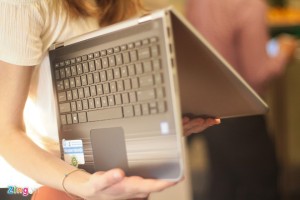 Laptop xoay gập 360 độ về Việt Nam, giá 12,9 triệu đồng
